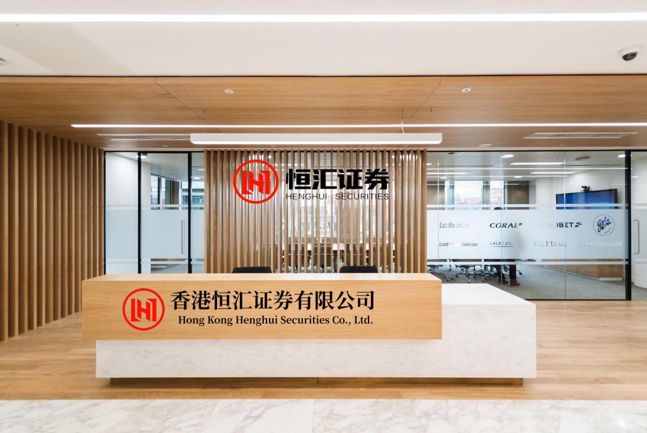 万宝优配 李小冉练习室红裙杀疯! 50岁冷白皮自带柔光，这才是真女神